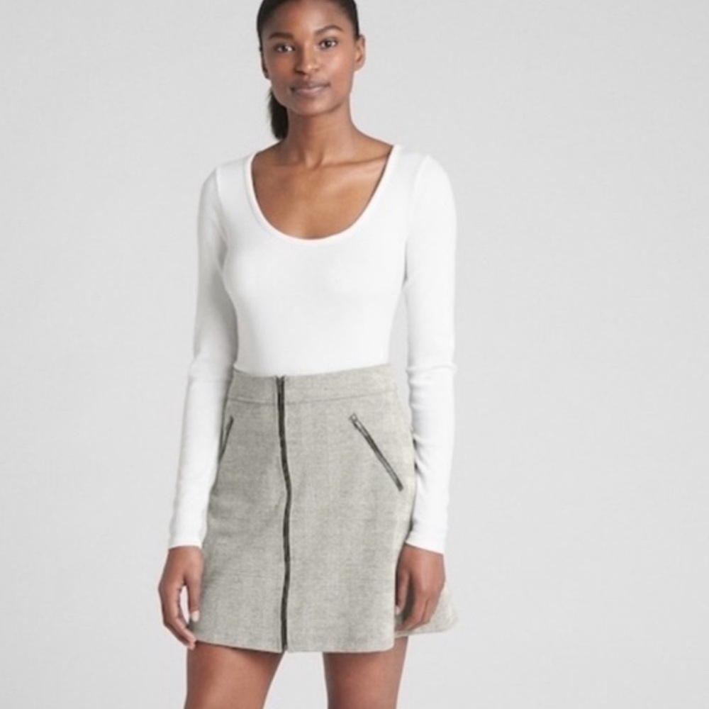 Gorgeous GAP grey plaid mini skirt with trendy full zip and 2 zip pockets🔥🔥🔥